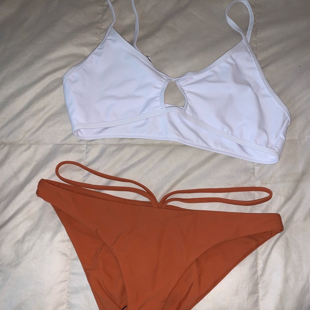 Extra bikini photos